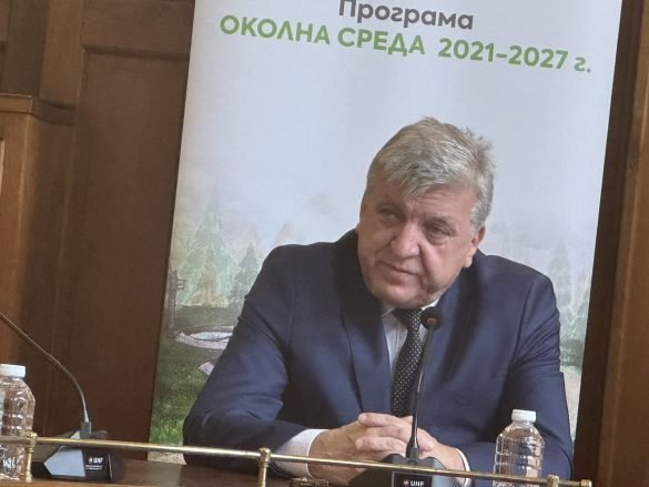 Министър Генов отговаря за нефтени разливи по плажовете