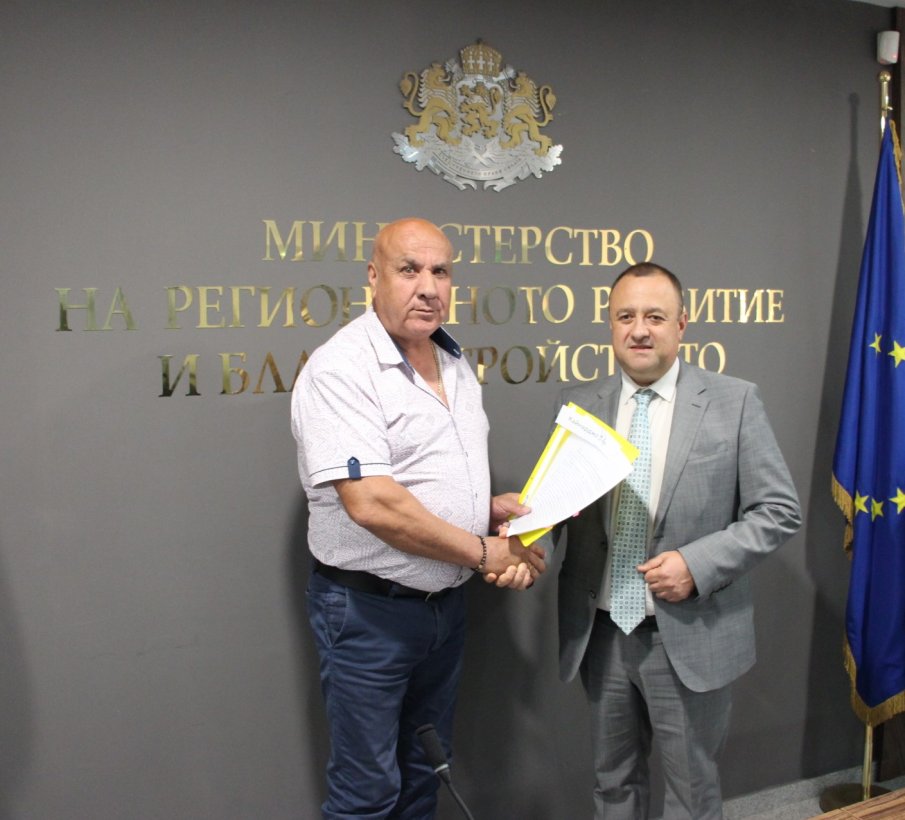 Министър Иванов подписа нови 49 договора с 24 общини (СНИМКИ)