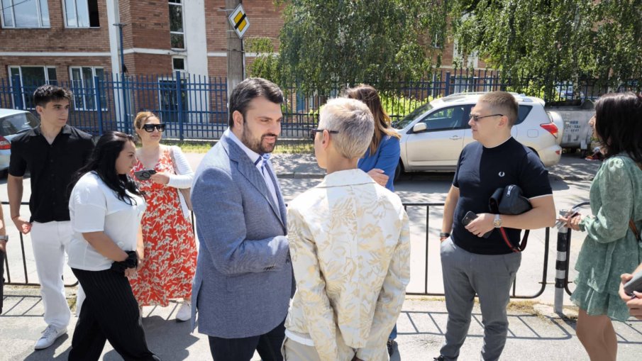 ЕКСКЛУЗИВНО В ПИК TV! Министър Георг Георгиев след гласуване в “Слатина”: Пряка заплаха за България от войната в Близкия изток няма (СНИМКИ) ЕКСКЛУЗИВНО В ПИК TV! Министър Георг Георгиев след гласуване в “Слатина”: Пряка заплаха за България от войната в Близкия изток няма (СНИМКИ)