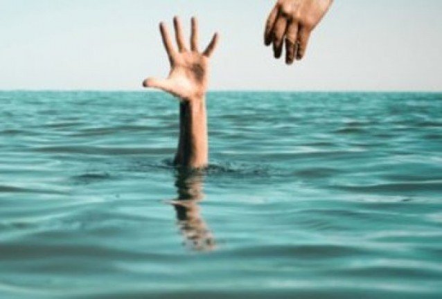 Спасиха 16-годишна от удавяне - момичето влязло в морето при червен флаг Спасиха 16-годишна от удавяне - момичето влязло в морето при червен флаг