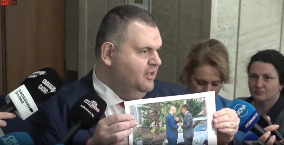 ЕКСКЛУЗИВНО В ПИК TV! Делян Пеевски извади СНИМКА на Киро и Антон Славчев: Вижте как се хилят и как се обичат. Това са задкулисните договорки в държавата (ВИДЕО) ЕКСКЛУЗИВНО В ПИК TV! Делян Пеевски извади СНИМКА на Киро и Антон Славчев: Вижте как се хилят и как се обичат. Това са задкулисните договорки в държавата (ВИДЕО)