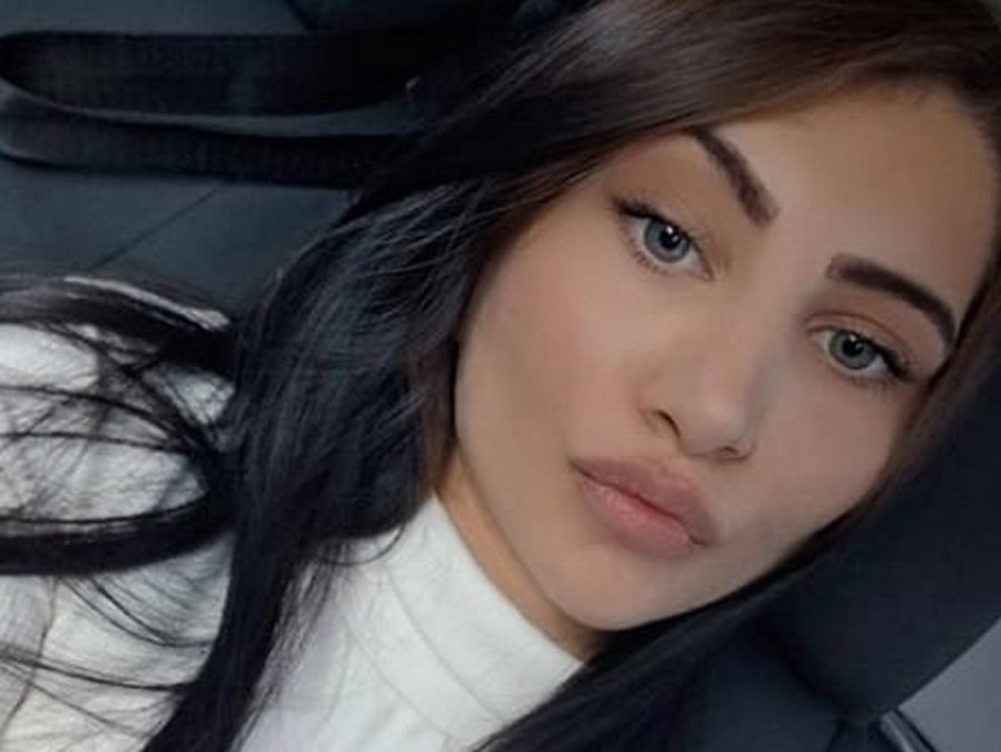 Ето я сексапилната Памела, която намушка трима свои колеги в Слънчев бряг