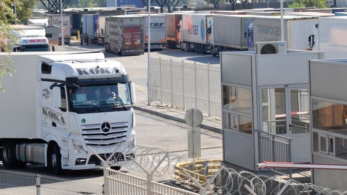 Над 48 000 „маркови“ облекла задържаха митничарите на Лесово