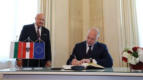 Премиерът Росен Желязков поднесе лични съболезнования за трагедията в Грац (СНИМКИ) Премиерът Росен Желязков поднесе лични съболезнования за трагедията в Грац (СНИМКИ)