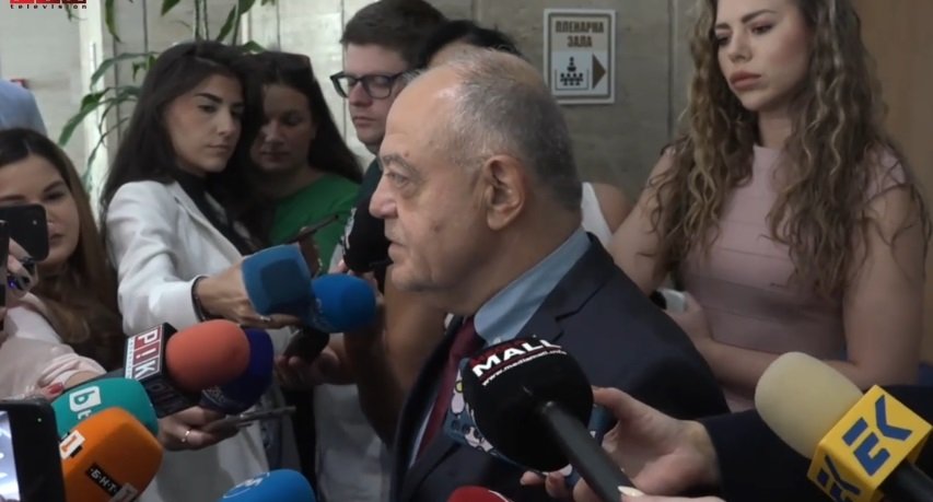 Напрежение в коридорите на парламента! Ген. Атанасов пак дава наставления за главния секретар, въпрос на ПИК TV за Живко Коцев го прати в нокдаун (ВИДЕО)