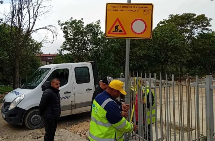 ВиК и общината във Варна започват ремонт без краен срок, ядосани граждани затвориха път