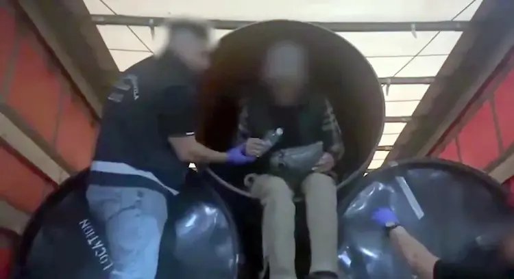Турски мафиот напъха бежанци в тръби - каналджията взел по 10 000 евро на човек, за да ги прекара през България