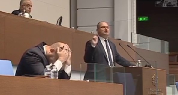 ШОУ В ПИК! Министър се хвана за главата след тези думи на депутат от прорурската партия Възраждане (ВИДЕО) ШОУ В ПИК! Министър се хвана за главата след тези думи на депутат от прорурската партия Възраждане (ВИДЕО)