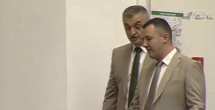 КАТО БЛИЗНАЦИ! Кирил Добрев и млад депутат от БСП изненадаха с еднаква визия в парламента (СНИМКИ)