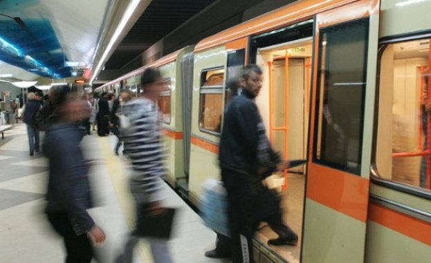 БРУТАЛНИ И НАГЛИ: „Локали“ нападат дете в метрото, искат да му вземат маратонките и тениската за над 500 лева БРУТАЛНИ И НАГЛИ: „Локали“ нападат дете в метрото, искат да му вземат маратонките и тениската за над 500 лева