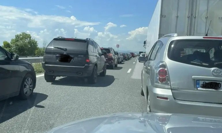 Поредна тапа на Кресна, колите чакат на място повече от час
