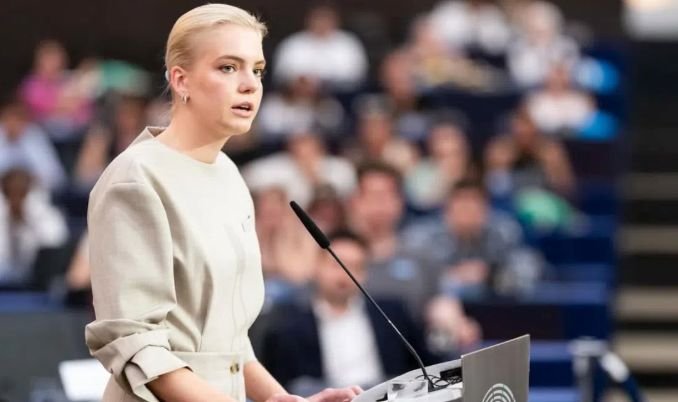 НЕОБЯСНИМО! Украински делегати напуснаха Европарламента в знак на протест срещу дъщерята на най-големия им защитник Алексей Навални НЕОБЯСНИМО! Украински делегати напуснаха Европарламента в знак на протест срещу дъщерята на най-големия им защитник Алексей Навални
