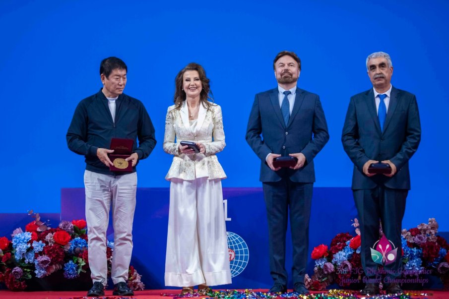 Президентът на Световната гимнастика награди Илиана Раева (СНИМКИ)