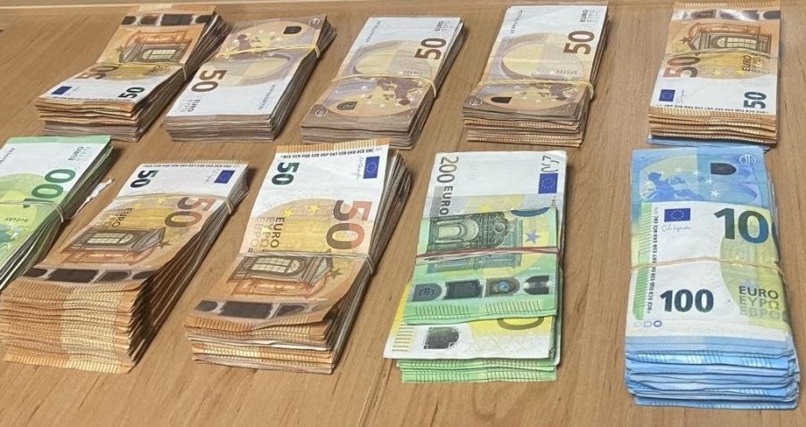 Недекларирана валута за над 55 000 лева задържаха митничарите на Калотина