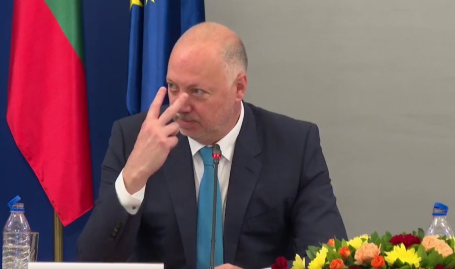 ИЗВЪНРЕДНО В ПИК TV! Росен Желязков: Пътят към еврото е въпрос на национален престиж! Държавните органи са на терен. Вчера Румен Спецов направи... (ВИДЕО) ИЗВЪНРЕДНО В ПИК TV! Росен Желязков: Пътят към еврото е въпрос на национален престиж! Държавните органи са на терен. Вчера Румен Спецов направи... (ВИДЕО)