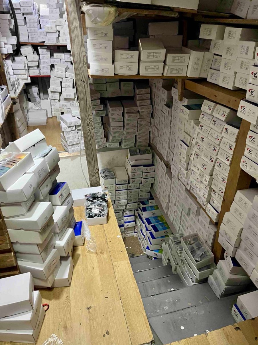 Близо 6000 чифта очила, реплики на известни марки, са иззети от ГДБОП (ВИДЕО/СНИМКИ) Близо 6000 чифта очила, реплики на известни марки, са иззети от ГДБОП (ВИДЕО/СНИМКИ)