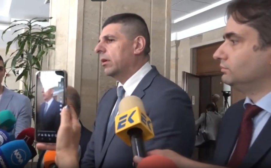 ПИК TV! Ивайло Мирчев доволен от оставката на Киро, запъна се като магаре на мост да не разтуря коалицията с Промяната (ВИДЕО)