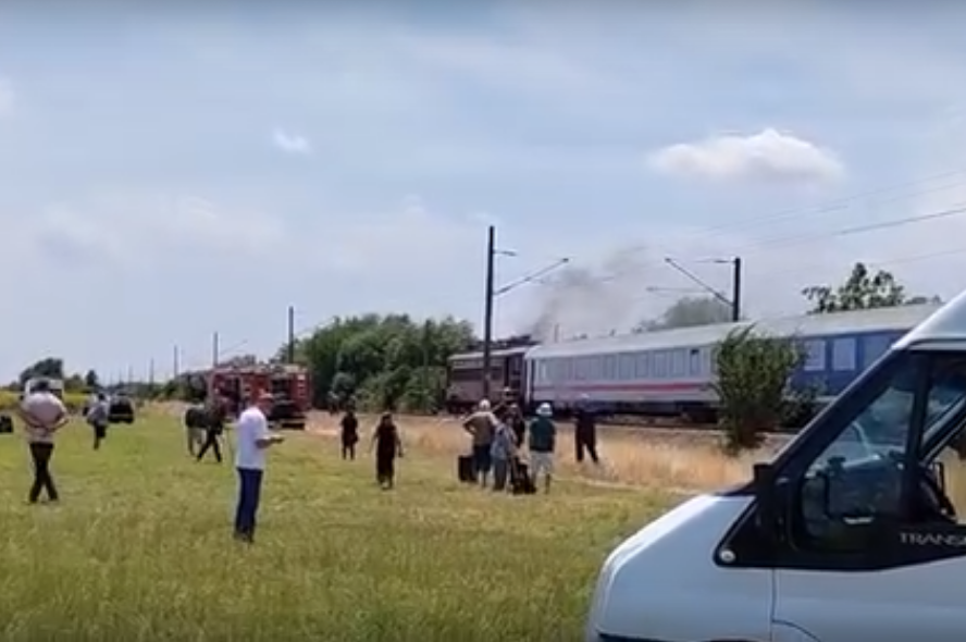 Запали се локомотив на влак, пътуващ от Варна към София (ВИДЕО)