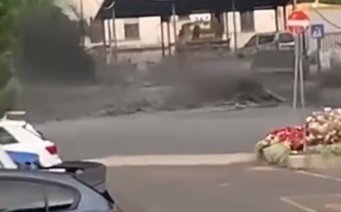 Мъж загина при наводнения в Италия (ВИДЕО)