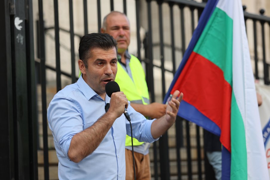 24 ЧАСА ПО-КЪСНО: Кирил Петков още пише депутатската оставка - ето кой загрява за мястото му 24 ЧАСА ПО-КЪСНО: Кирил Петков още пише депутатската оставка - ето кой загрява за мястото му