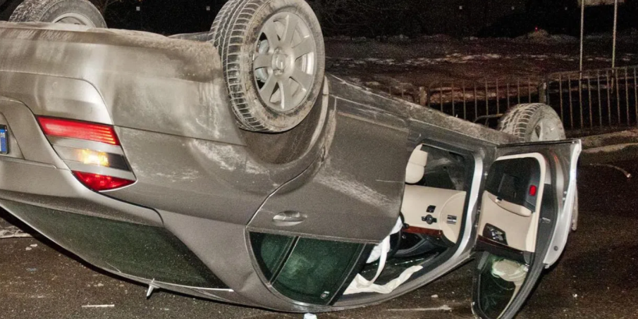 Шофьорка на 19 години обърна колата си по таван