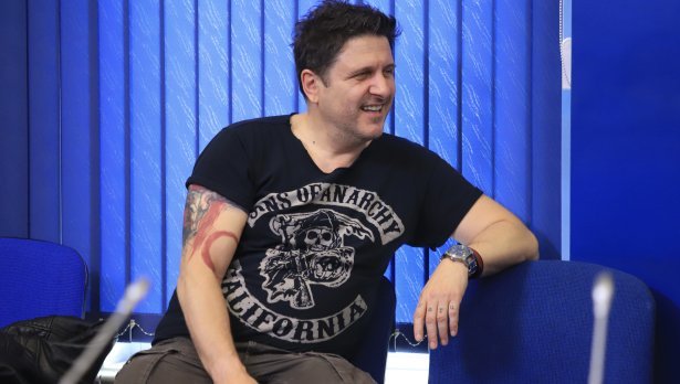 САМО В ПИК И РЕТРО: Асен Блатечки яхна мощен джип, заведе сина си на море (ПАПАРАШКИ СНИМКИ)