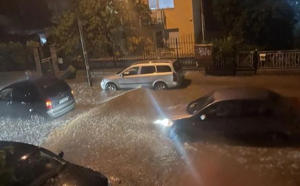 БЕДСТВИЕ! Над 10 хил. светкавици удариха Западна България за два часа - десетки селища се наводниха и останаха без ток БЕДСТВИЕ! Над 10 хил. светкавици удариха Западна България за два часа - десетки селища се наводниха и останаха без ток