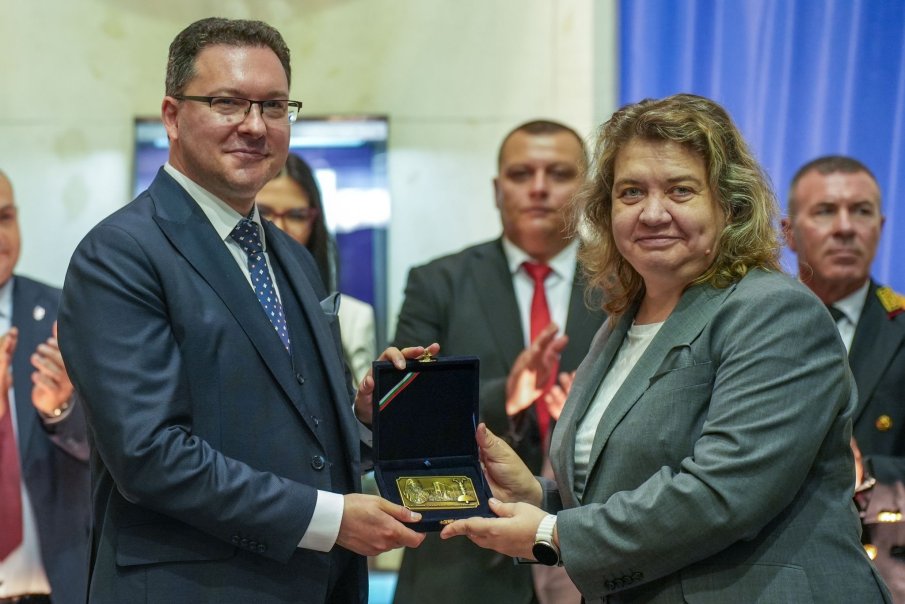 Киселова поздрави служителите на МВР за годишнината, коментира еврото и младите лекари (СНИМКИ)