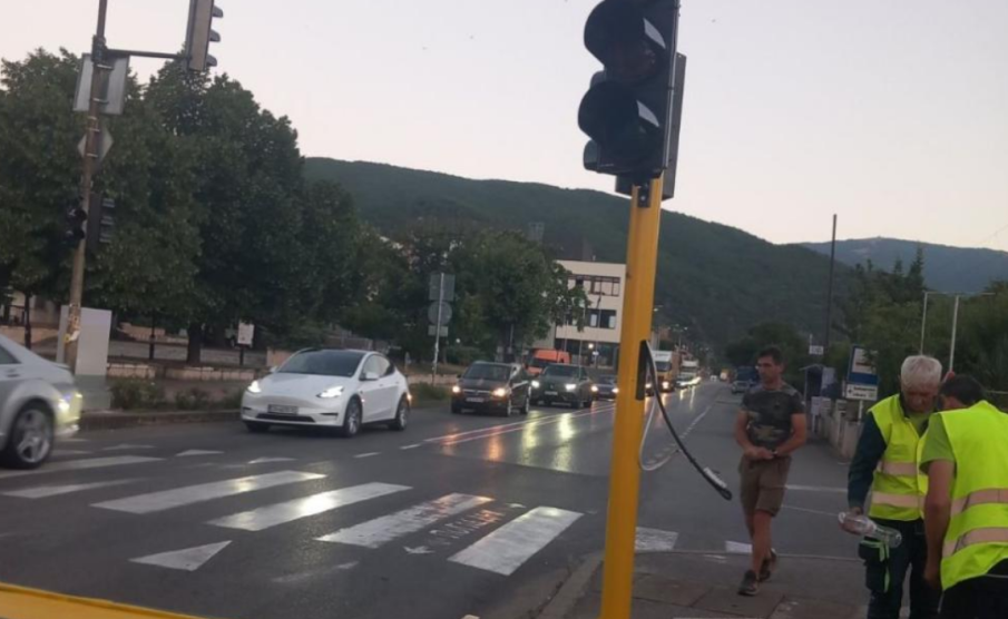 СЛЕД САМО ТРИ ДНИ: В Кресна искат демонтаж на новия светофар