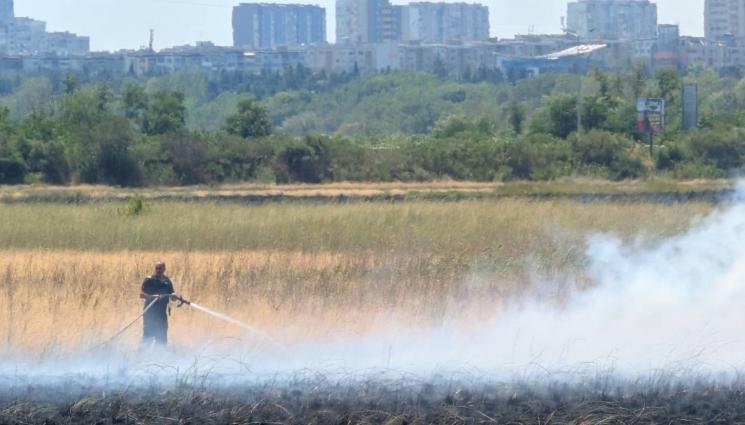 ОГНЕН АД: Атанасовското езеро пламна отново