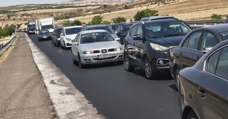 Камион и кола катастрофираха на магистрала „Тракия“ край Пловдив