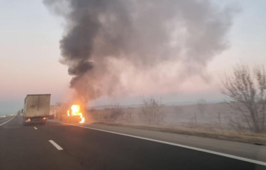 Кола се запали на магистрала „Тракия“ и предизвика пожар в нива