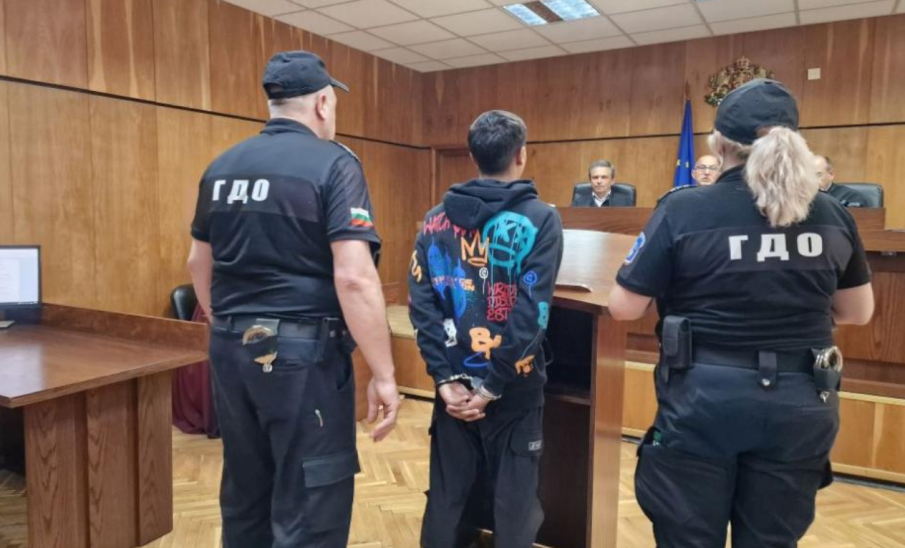 Постоянен арест за 17-годишния младеж, счупил зъбите на майка си