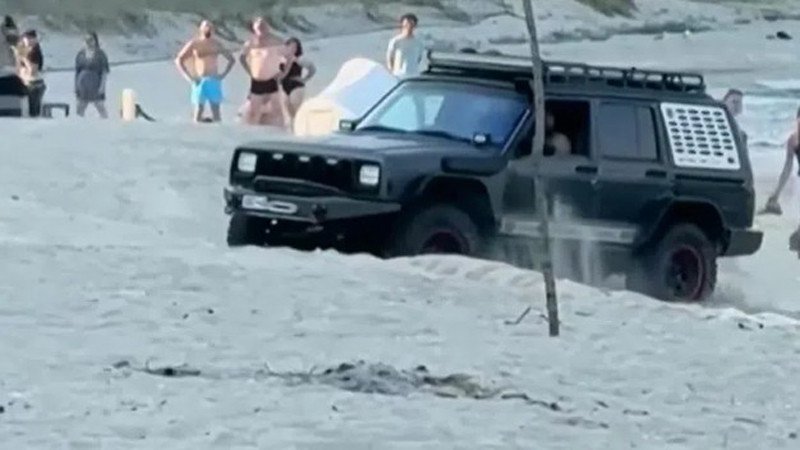 Джипове с арменци шпорят между плажуващите на Паша дере