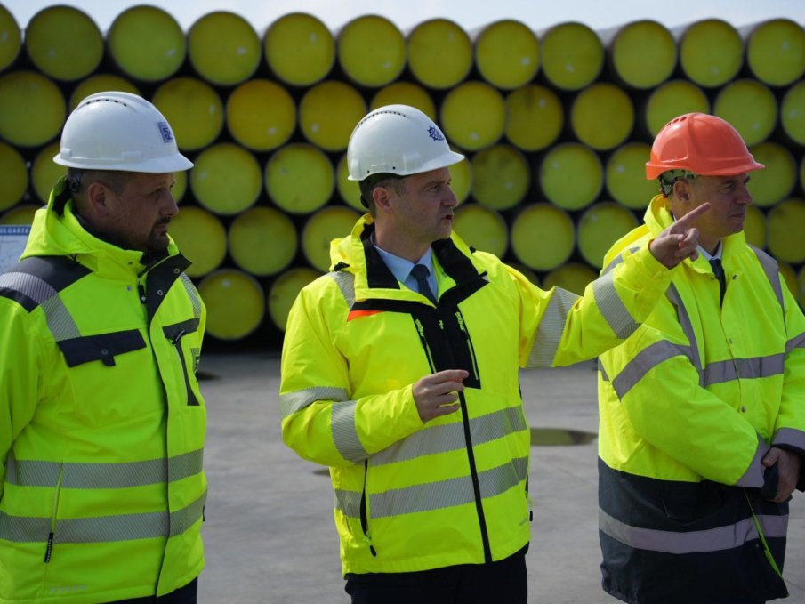 Още тръби за Вертикалния газов коридор пристигат днес в Бургас, министър ги посреща