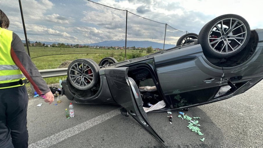 БМВ се обърна по таван на “Тракия“