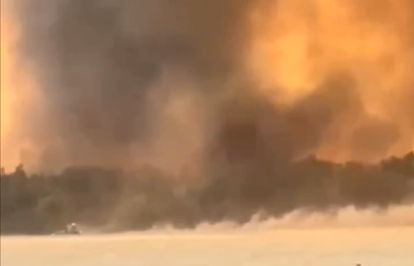 Заради горещините борбата с пожарите на места продължава