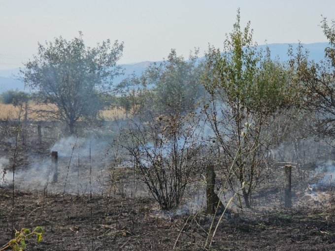 Овощни градини и стърнища изгоряха край Сливен