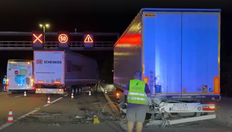 Aвтобус се преобърна в Германия, ранени са 20 души