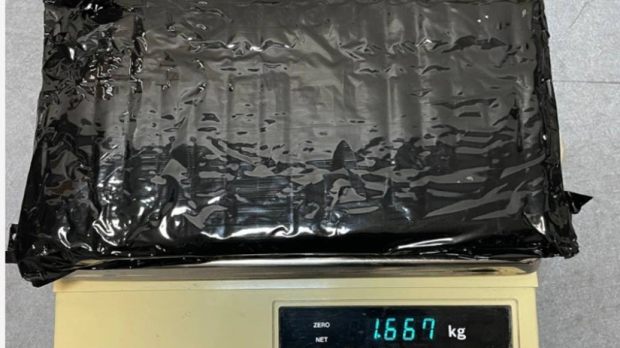 Митничарите на летището в София заловиха 1,6 килограма кокаин в куфар с двойно дъно