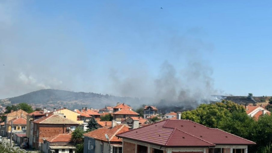 СТИХИЯ: Два пожара горят край Карнобат