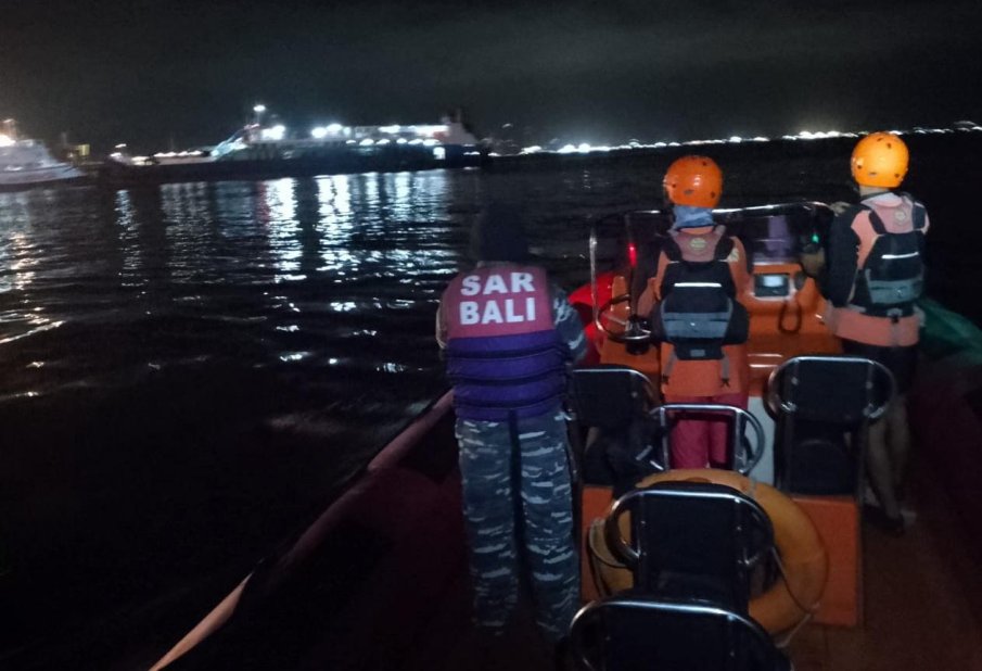 Ферибот потъна край остров Бали