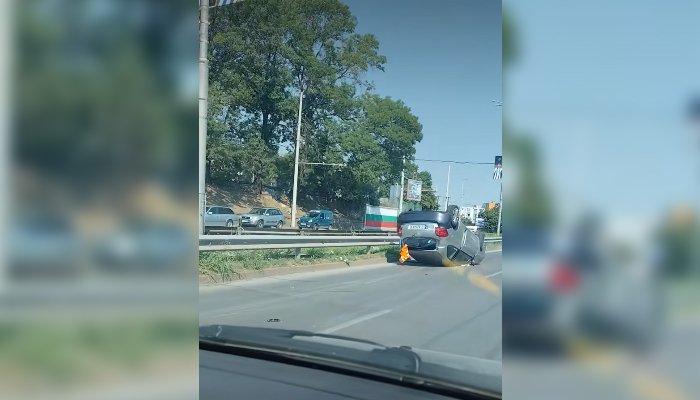 ЗРЕЛИЩНА КАСКАДА В РУСЕ: Шофьорка преобърна колата си по таван