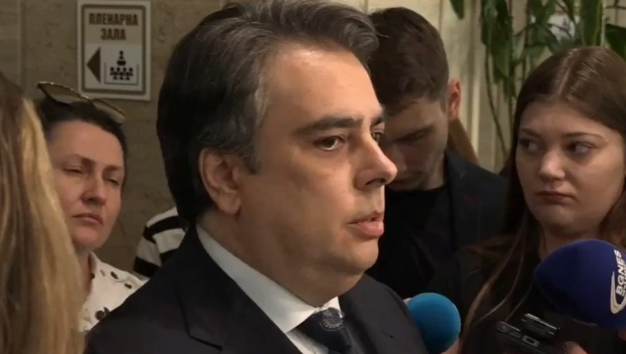 Асен Василев с панически брифинг пред Съдебната палата - напира да си дава имунитета (ВИДЕО)