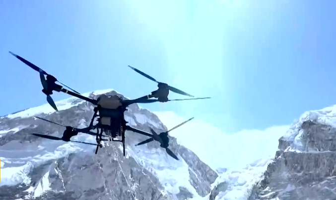 Дронове почистват Еверест