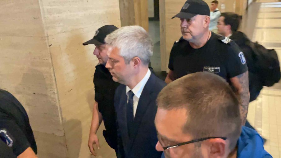 ПЪРВО В ПИК! Доведоха с конвой Благомир Коцев в съда - магистратите решават да остане ли в ареста (СНИМКИ)