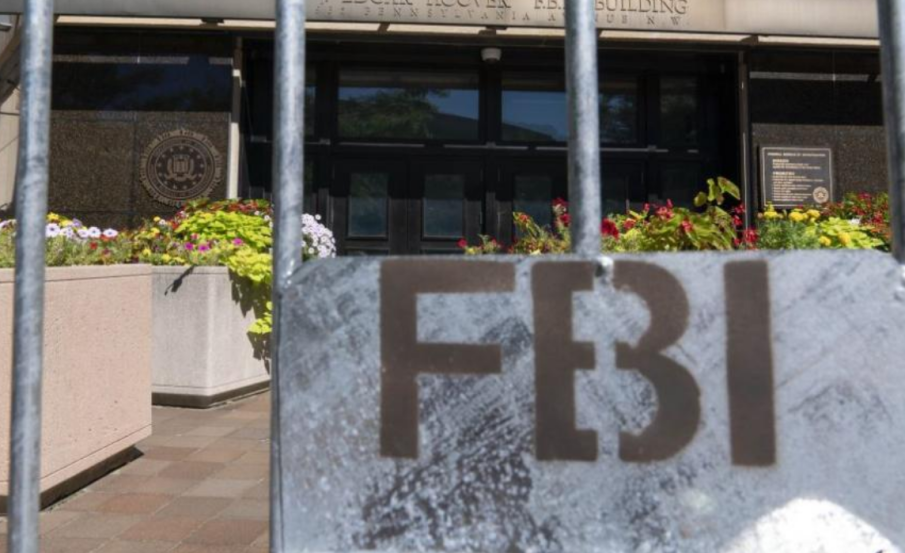 Проверяват бивши директори на ФБР и ЦРУ заради изборите в САЩ през 2016 г.