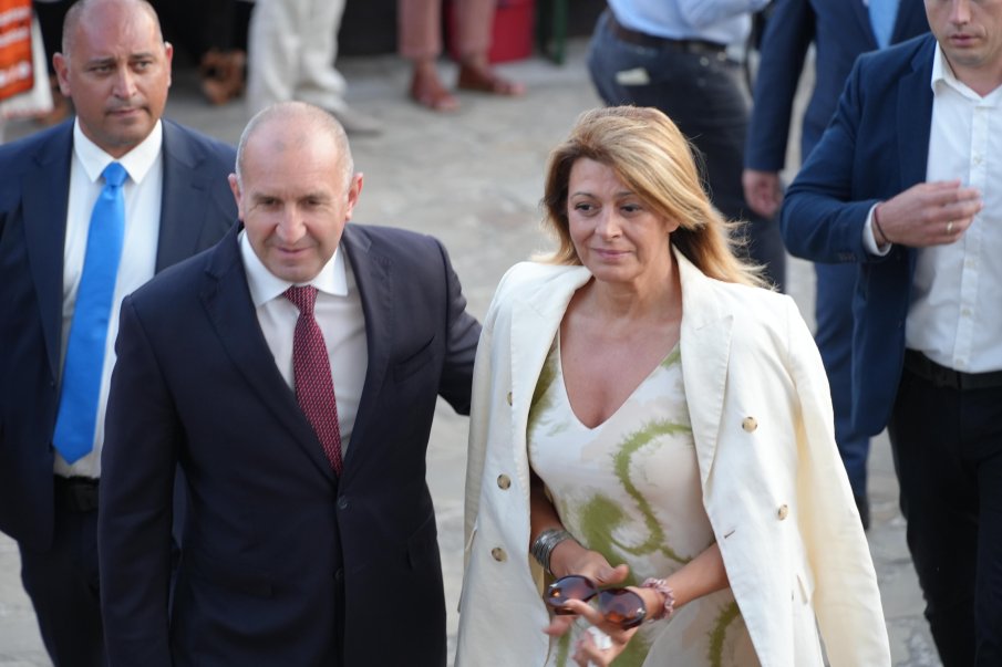 САМО В ПИК: На Радев не му дреме нито за лева, нито за Боташ - важно е да поглези жена си на евро ваканция за ЧРД (СНИМКИ)