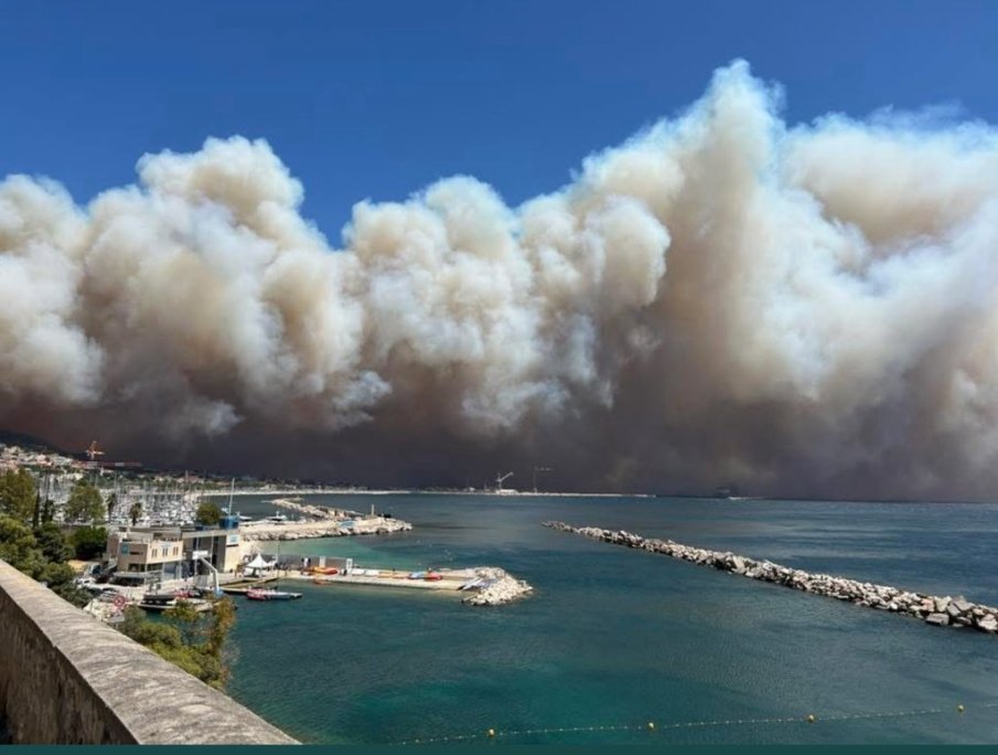 Голям пожар край Марсилия - затвориха летището в града, има евакуирани (ВИДЕО)