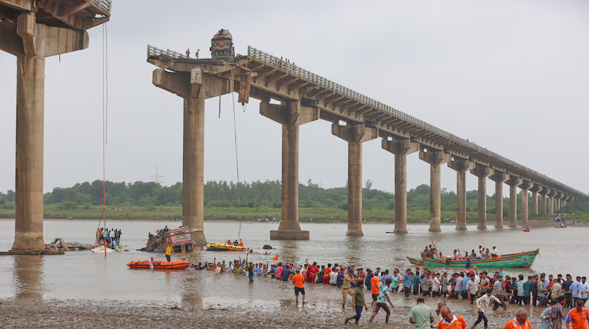 ТРАГЕДИЯ В ИНДИЯ: Мост се срути и уби най-малко 9 души (ВИДЕО)
